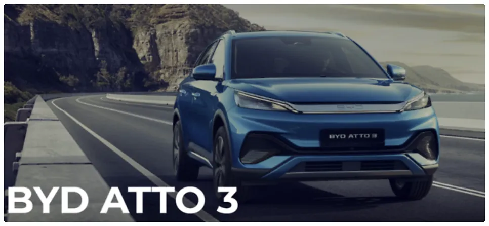 해안 절벽 도로 위를 달리는 파란색 BYD ATTO 3 홍보 이미지