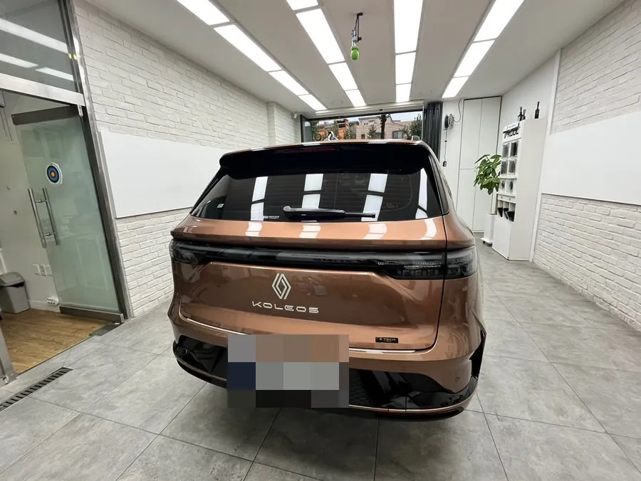실내 작업 공간에서 촬영한 그랑콜레오스의 후면과 뒤 유리
