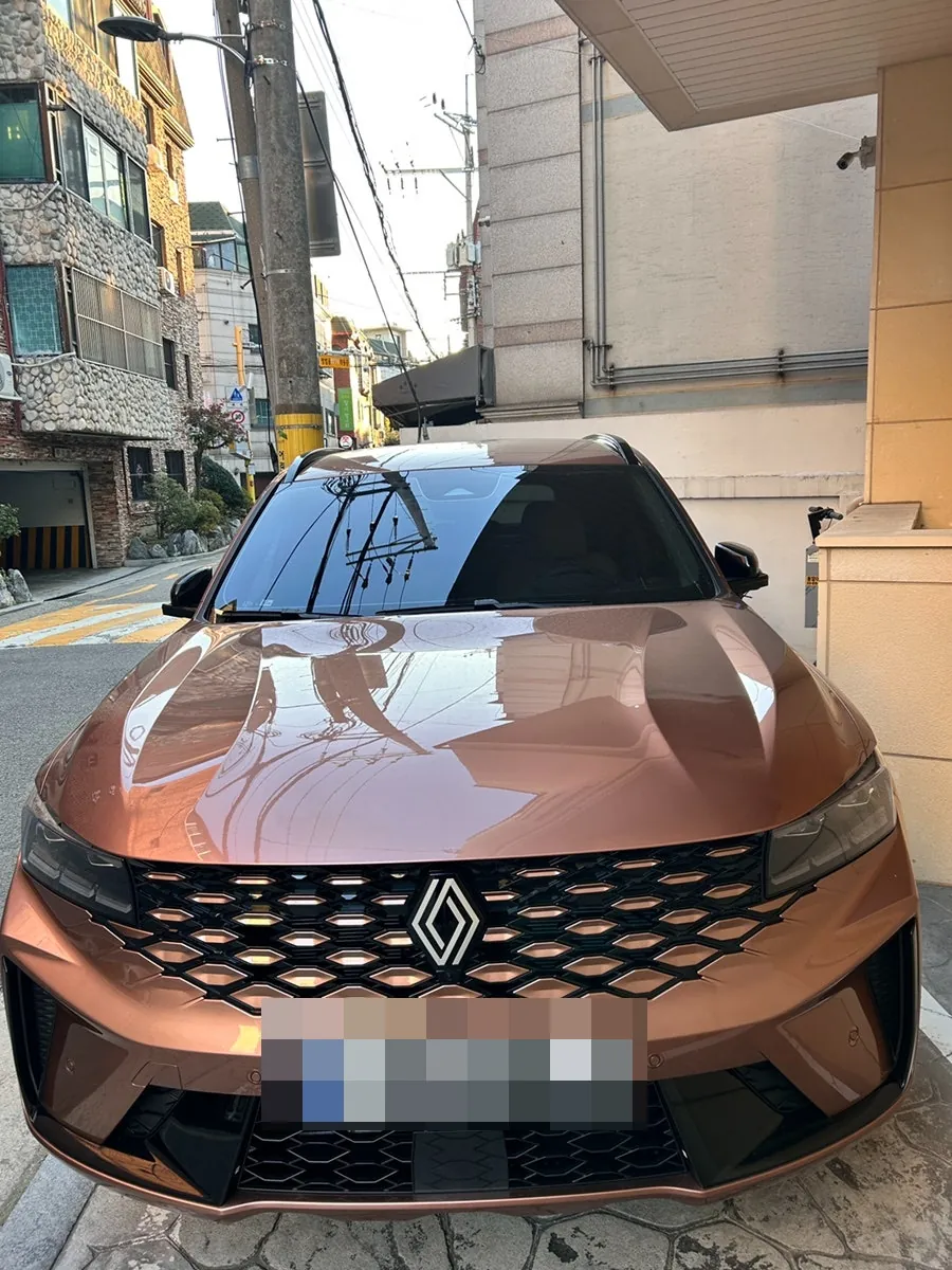골목에서 촬영한 브라운색 그랑콜레오스의 정면 모습